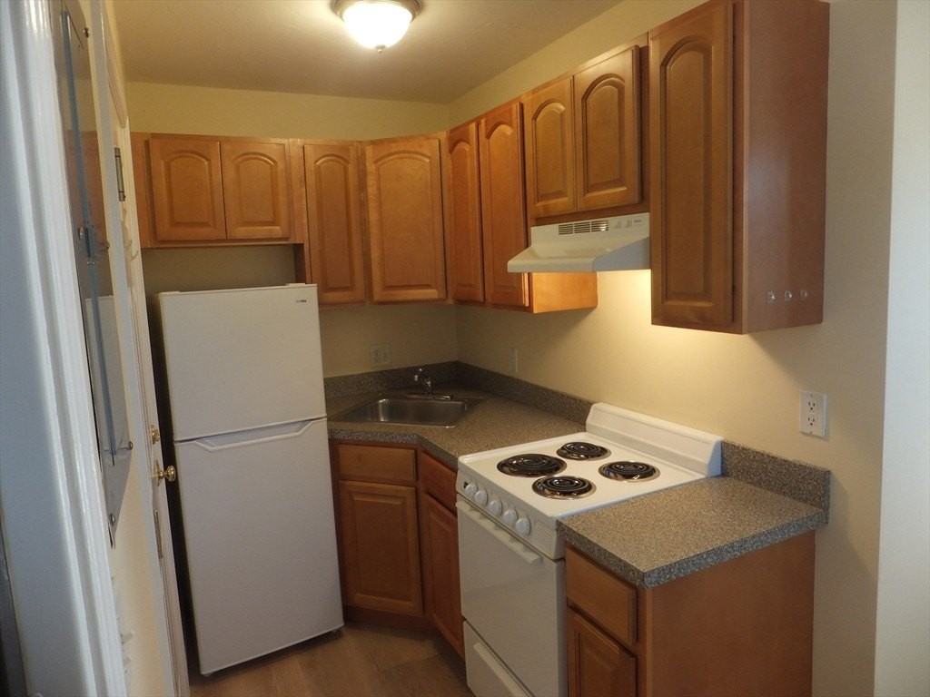 1581 Commercial St #5 - Photo 4 of 21