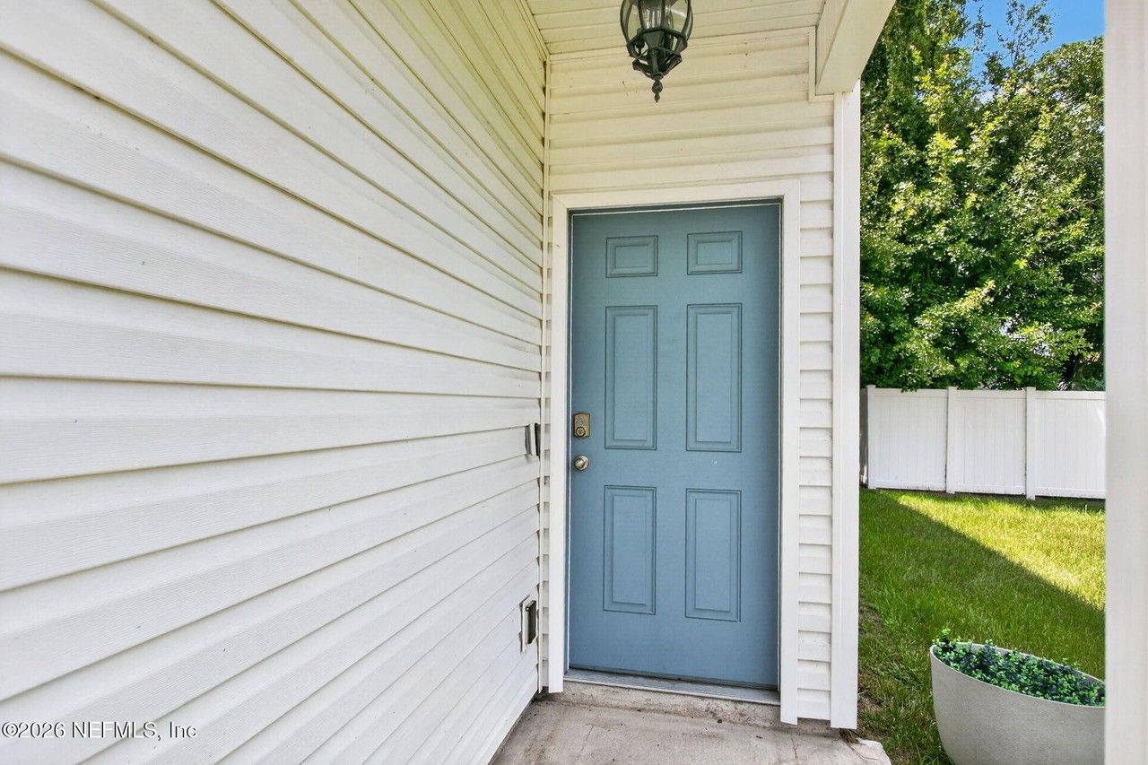 8069 Cheryl Ann Ln - Photo 3 of 41
