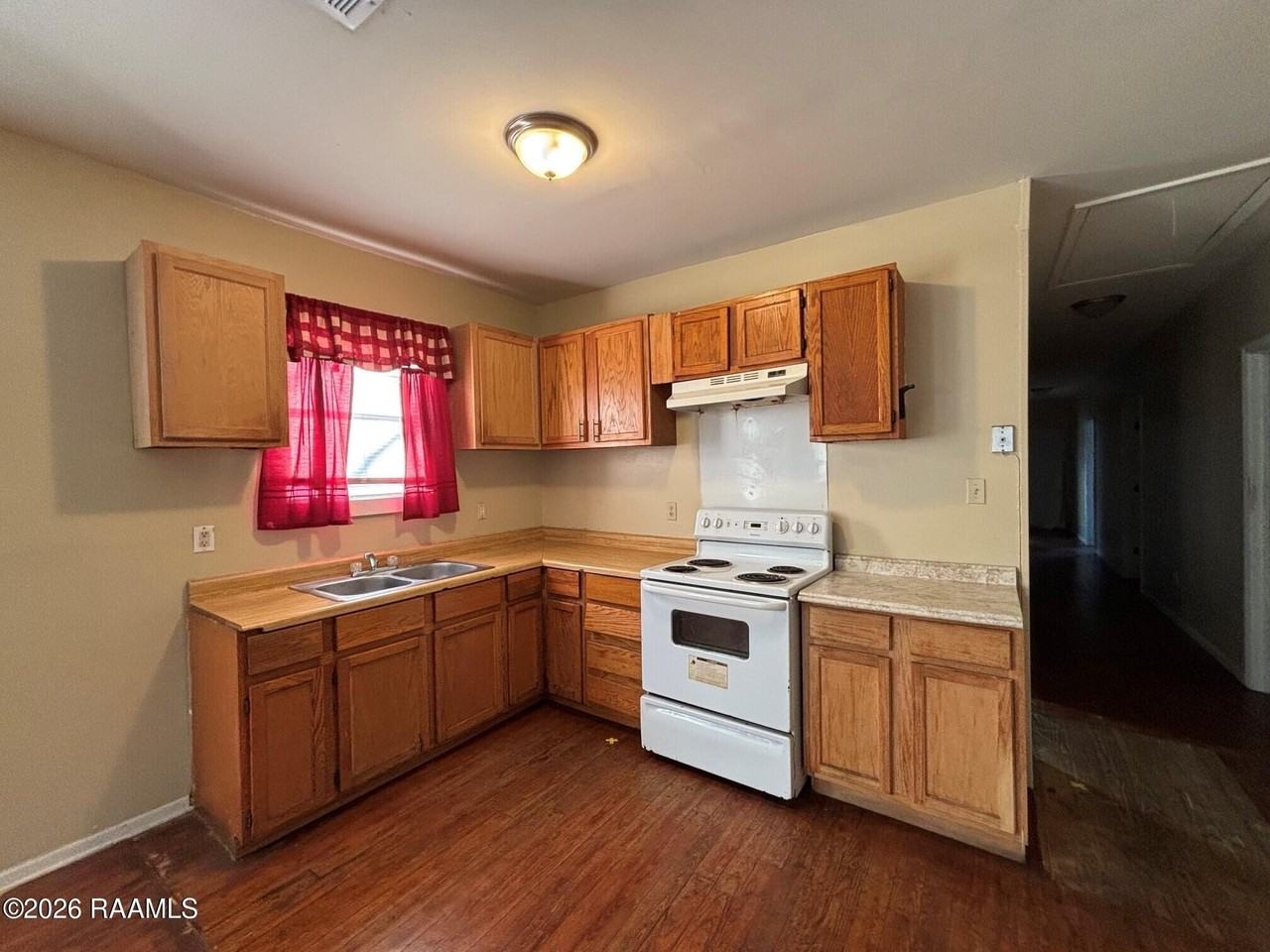 304 Carmel Dr - Photo 2 of 10