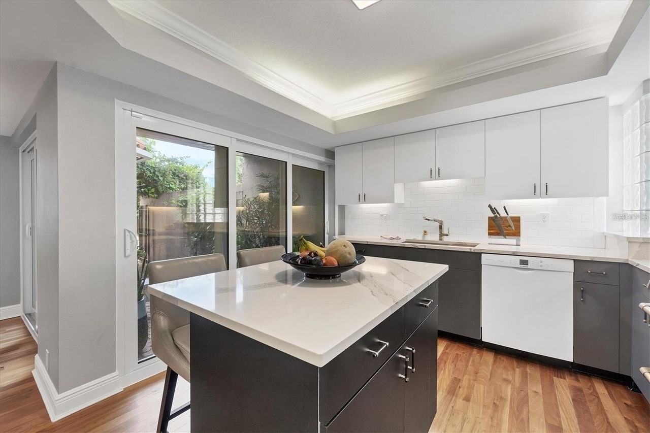 200 Cocoanut Ave #7 - Photo 3 of 31