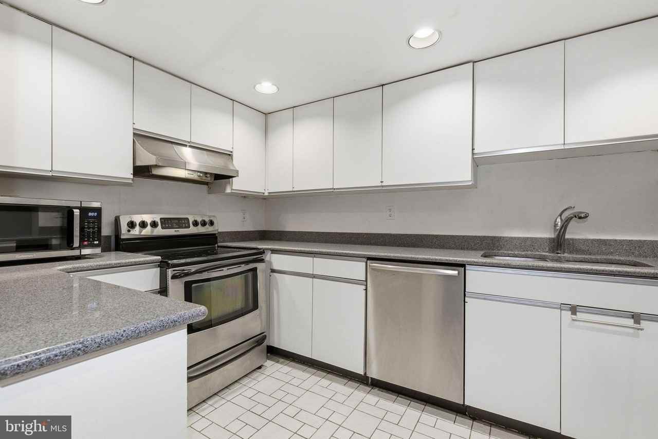 308 E Capitol St Ne #11 - Photo 3 of 34