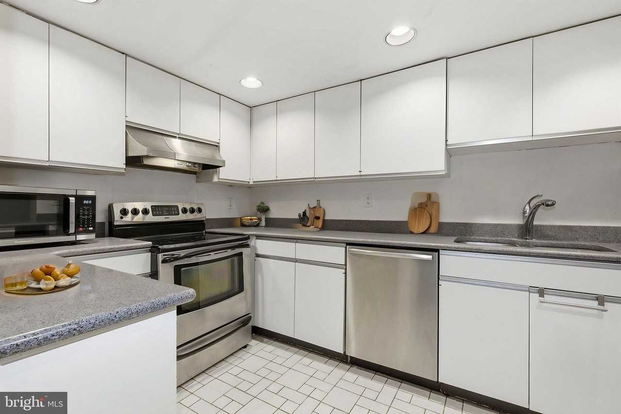 308 E Capitol St Ne #11 - Photo 4 of 34