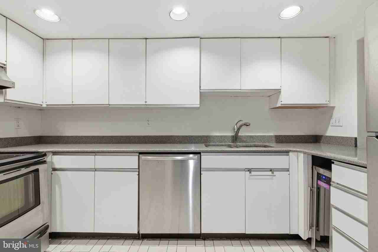 308 E Capitol St Ne #11 - Photo 5 of 34