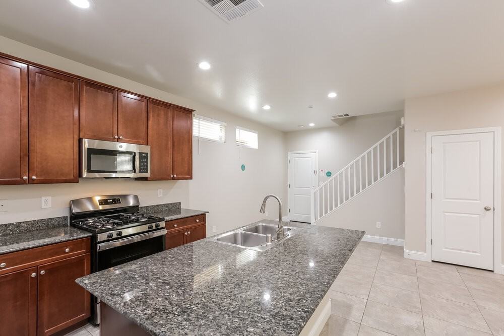 10115 Mayflower Bay Ave - Photo 6 of 17