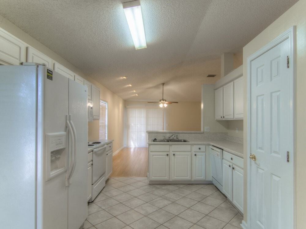 1588 Glen View St - Photo 4 of 16