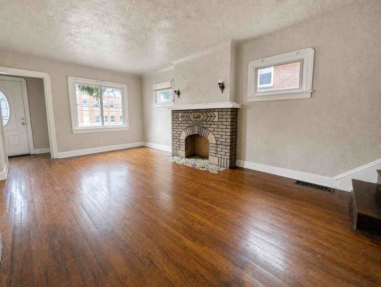 22400 Tracy Ave - Photo 2 of 11
