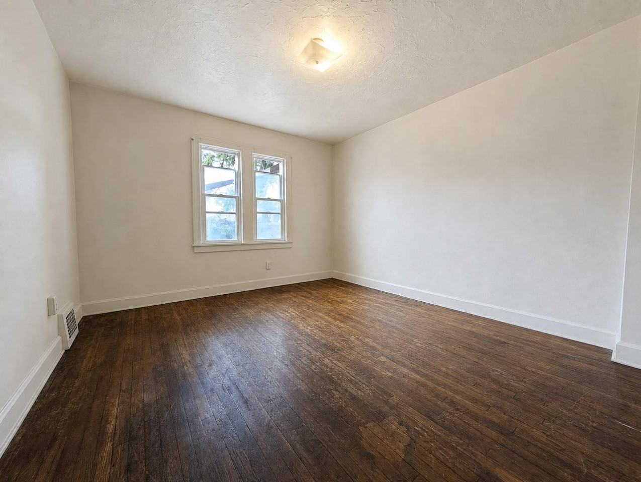 22400 Tracy Ave - Photo 4 of 11