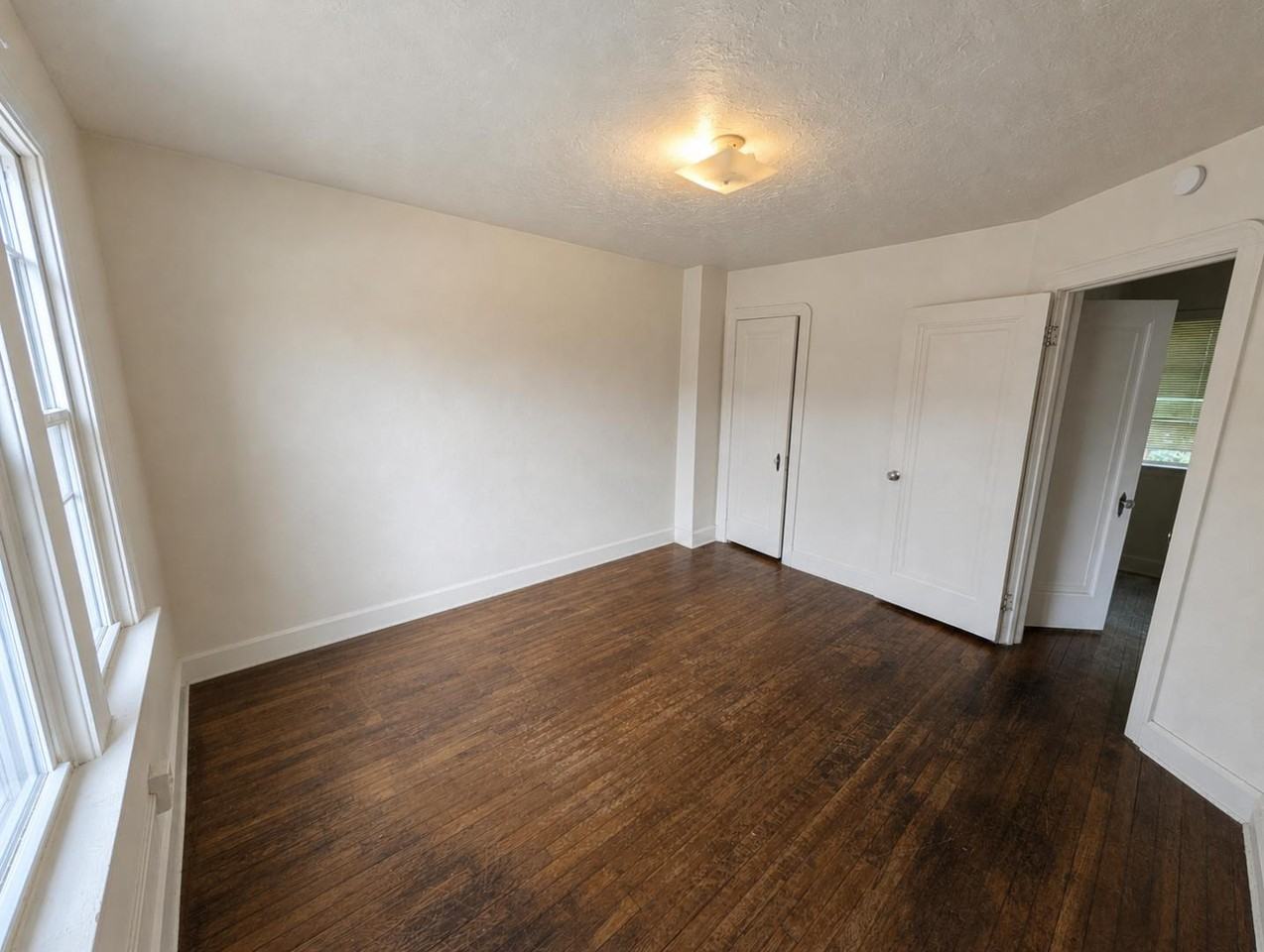 22400 Tracy Ave - Photo 5 of 11