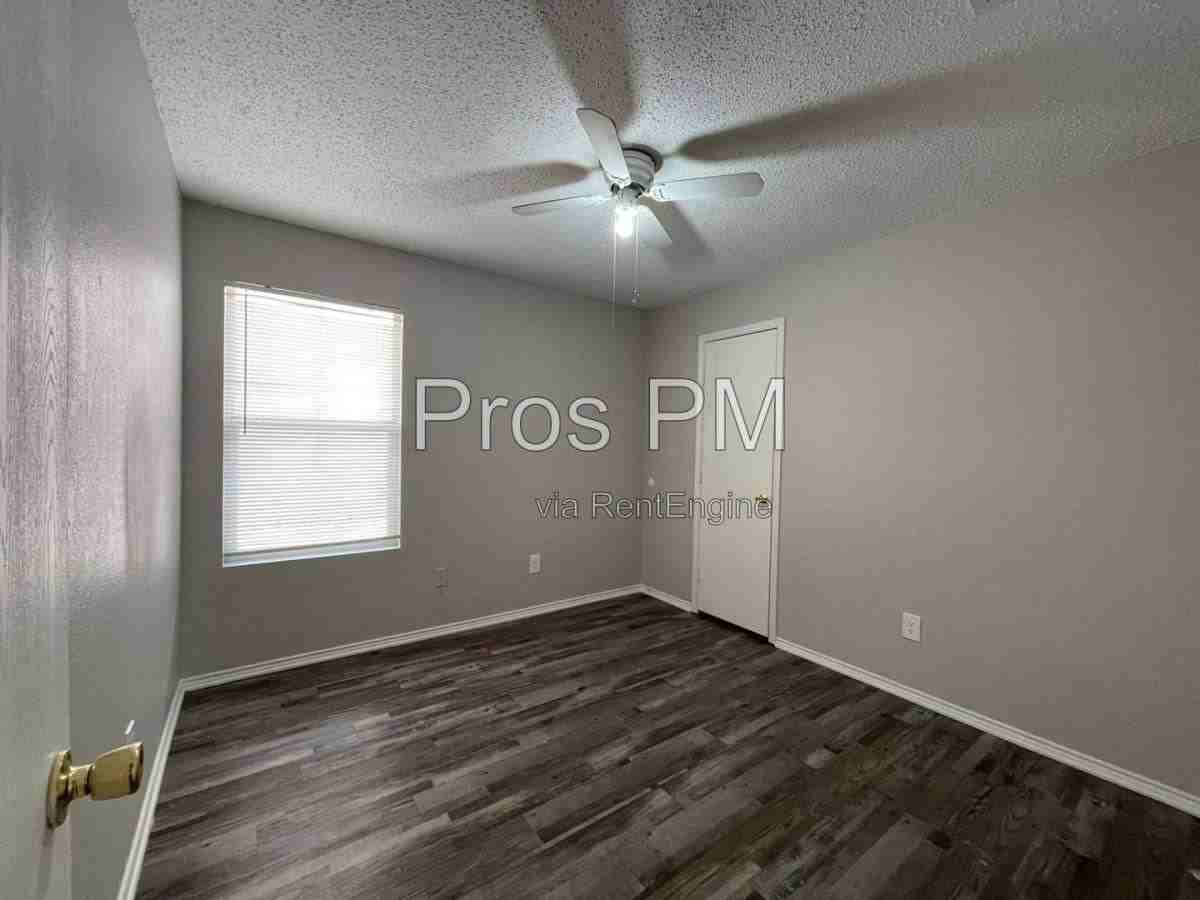 5013 Waterford Dr - Photo 3 of 10