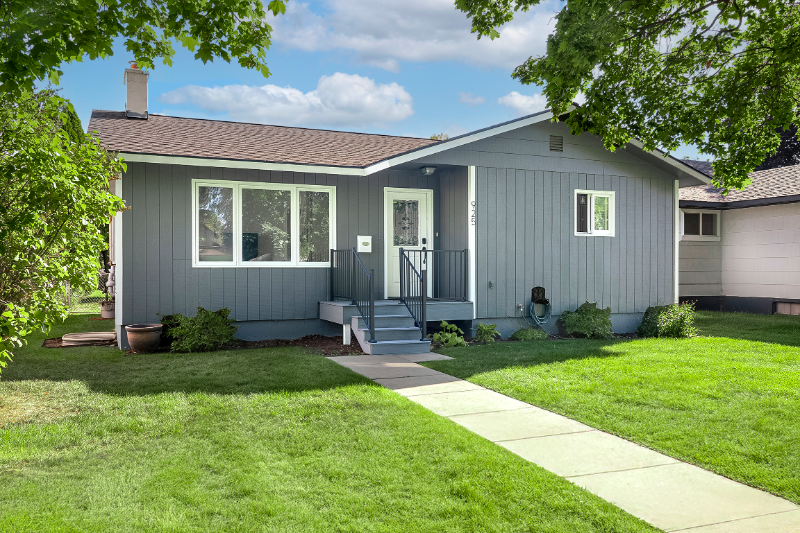 925 3rd Ave W - Photo 2 of 42