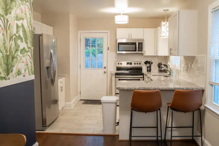 612 E Woodlawn Rd - Photo 4 of 19