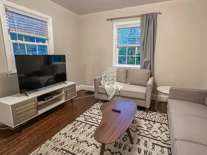 612 E Woodlawn Rd - Photo 5 of 19