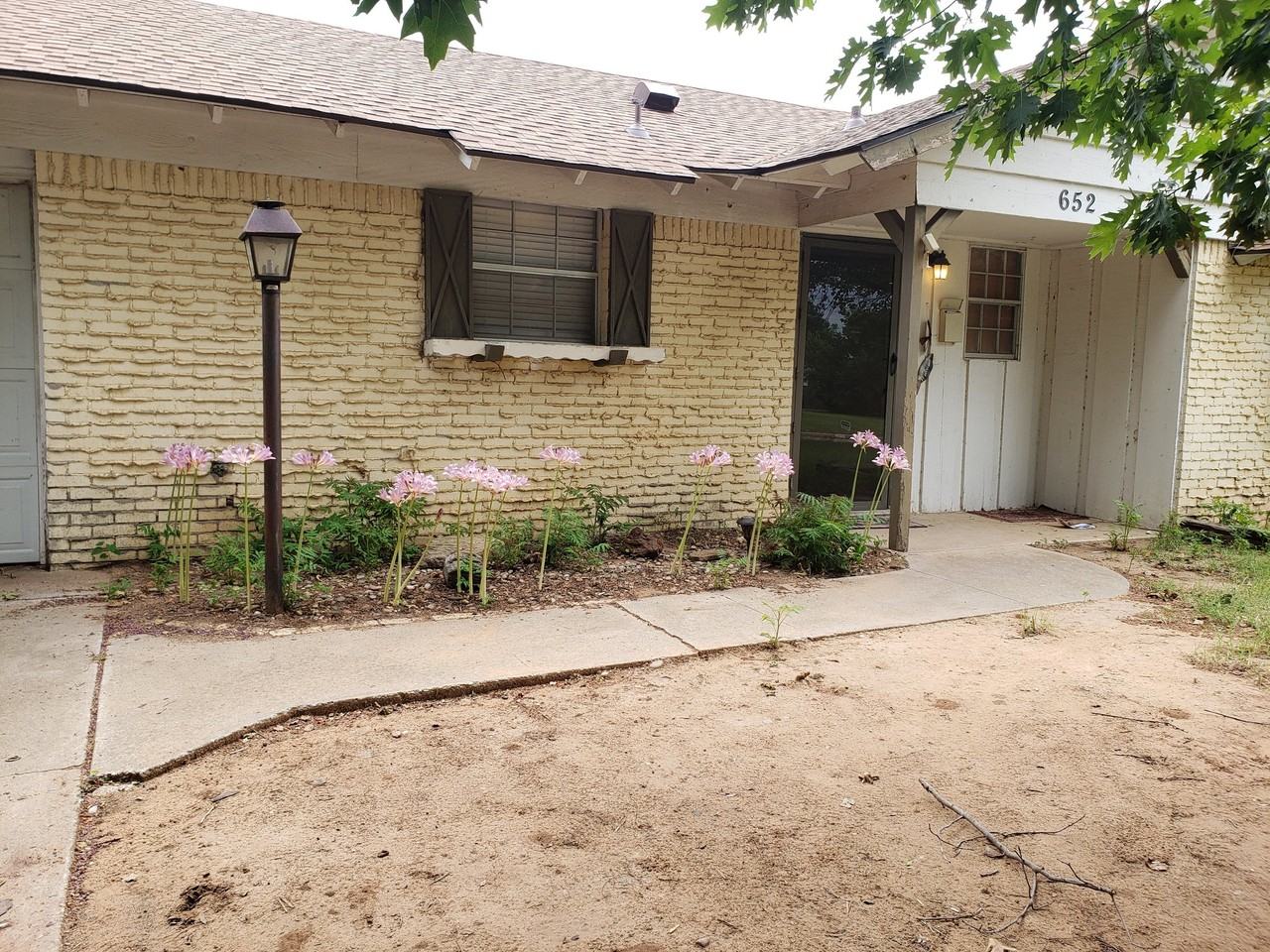 652 Lotus Ave - Photo 2 of 12