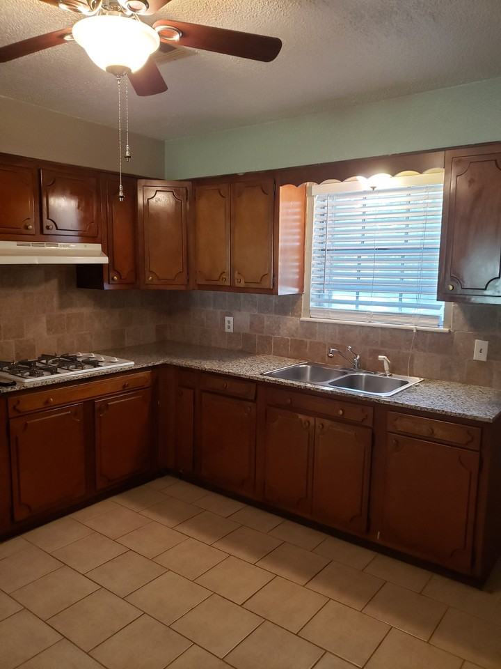 652 Lotus Ave - Photo 3 of 12
