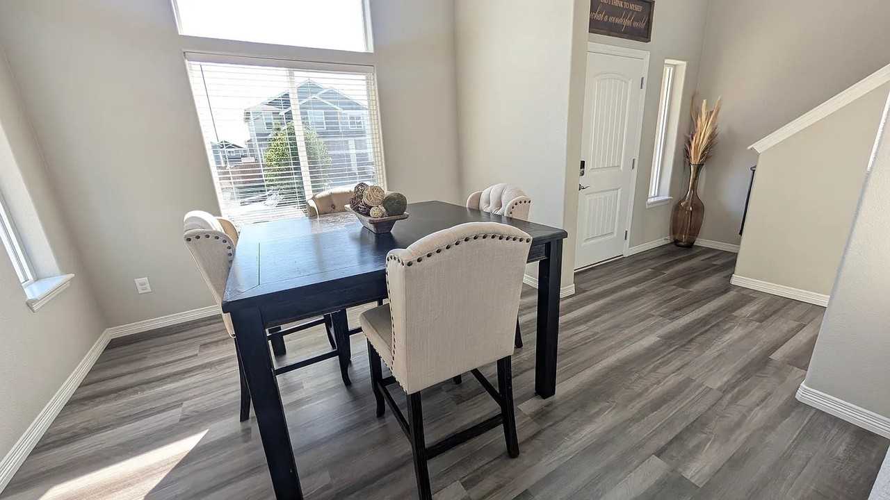 6452 Vedder Dr - Photo 4 of 33