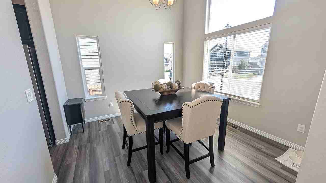 6452 Vedder Dr - Photo 5 of 33