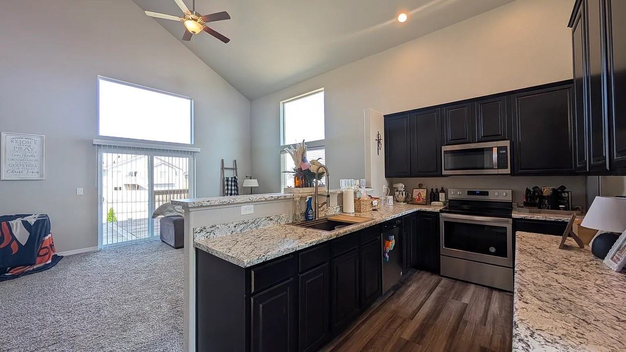 6452 Vedder Dr - Photo 6 of 33