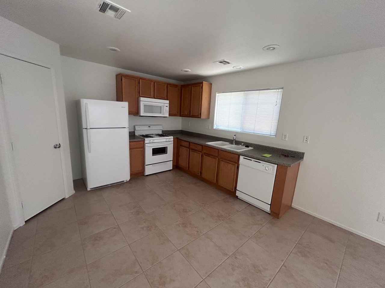 544 Mayfair Pl - Photo 2 of 8