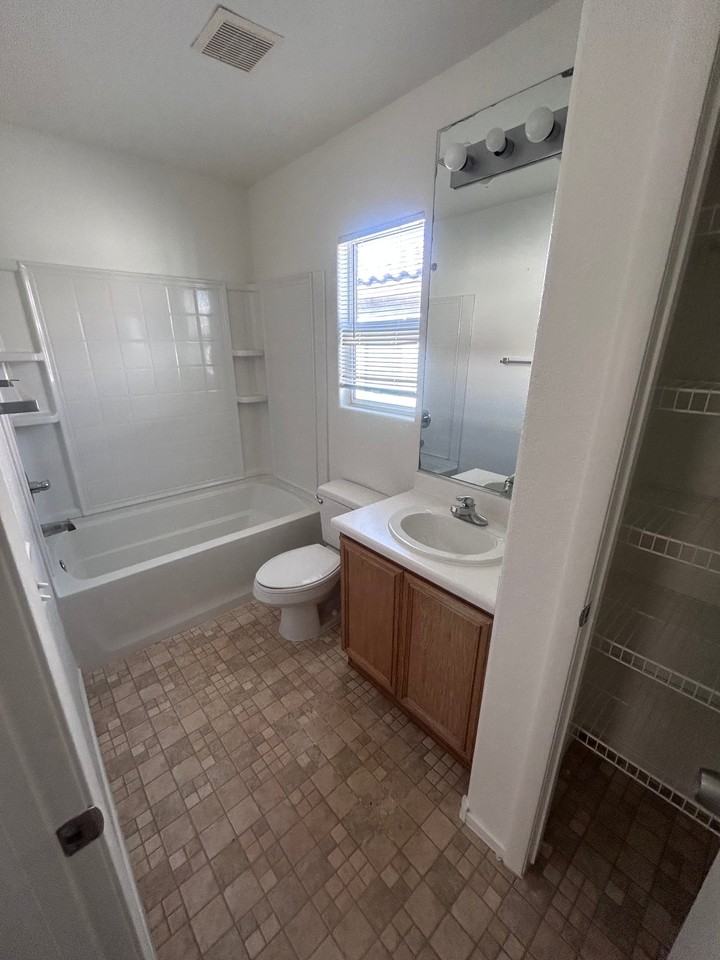 544 Mayfair Pl - Photo 4 of 8