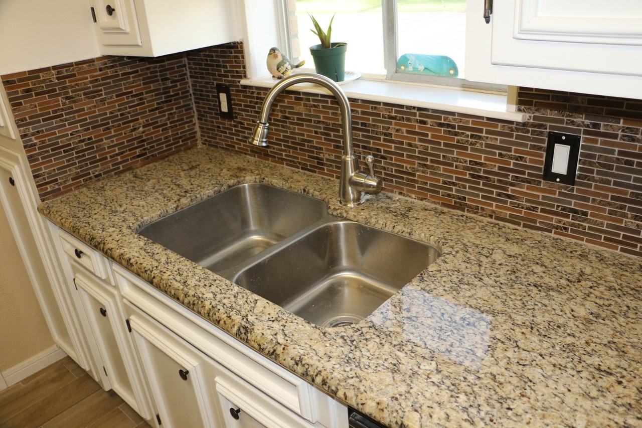 6668 Lexington Dr - Photo 3 of 10