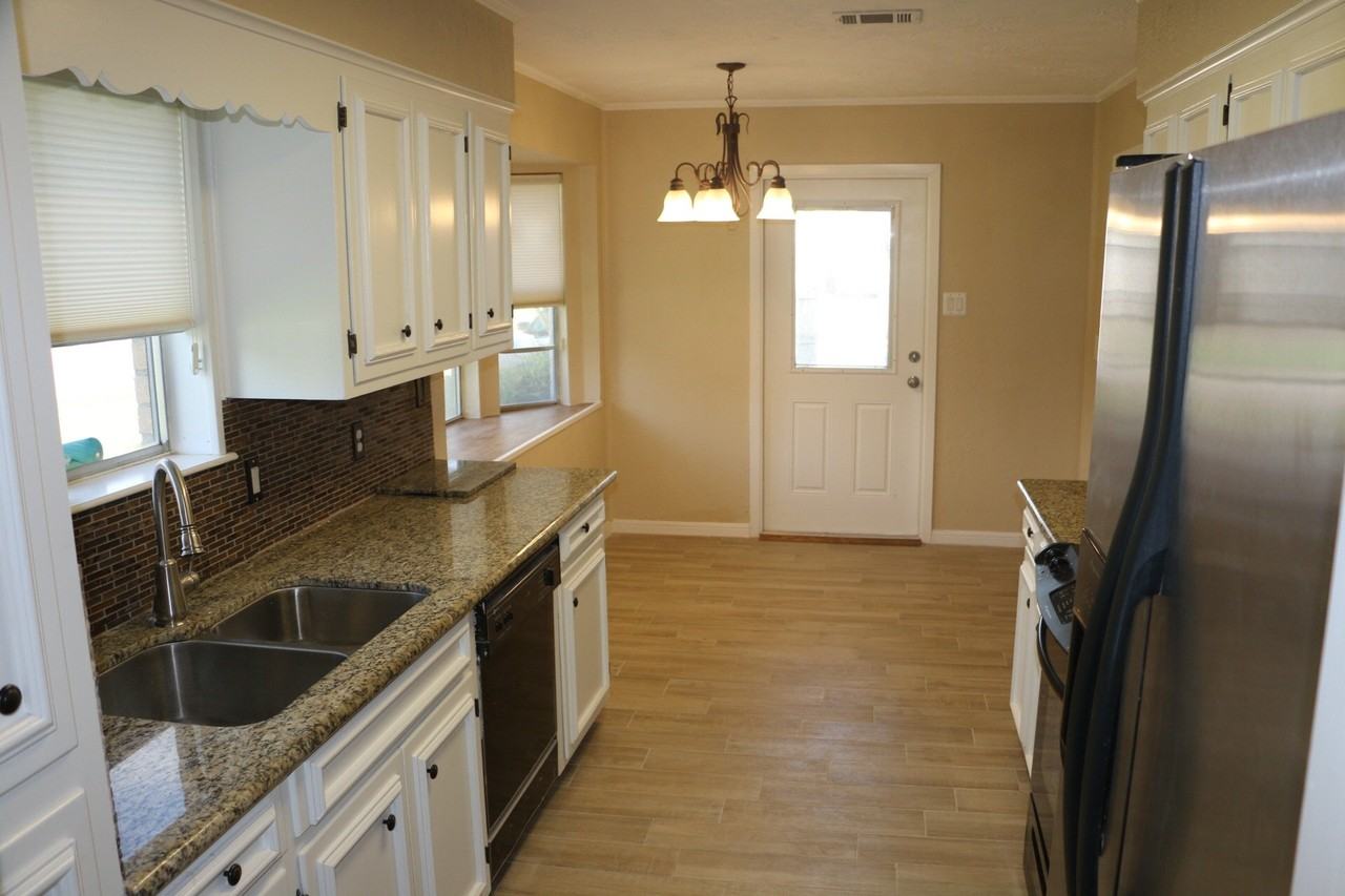 6668 Lexington Dr - Photo 6 of 10