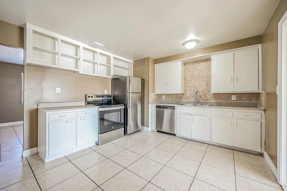 11206 W Oregon Ave - Photo 6 of 14