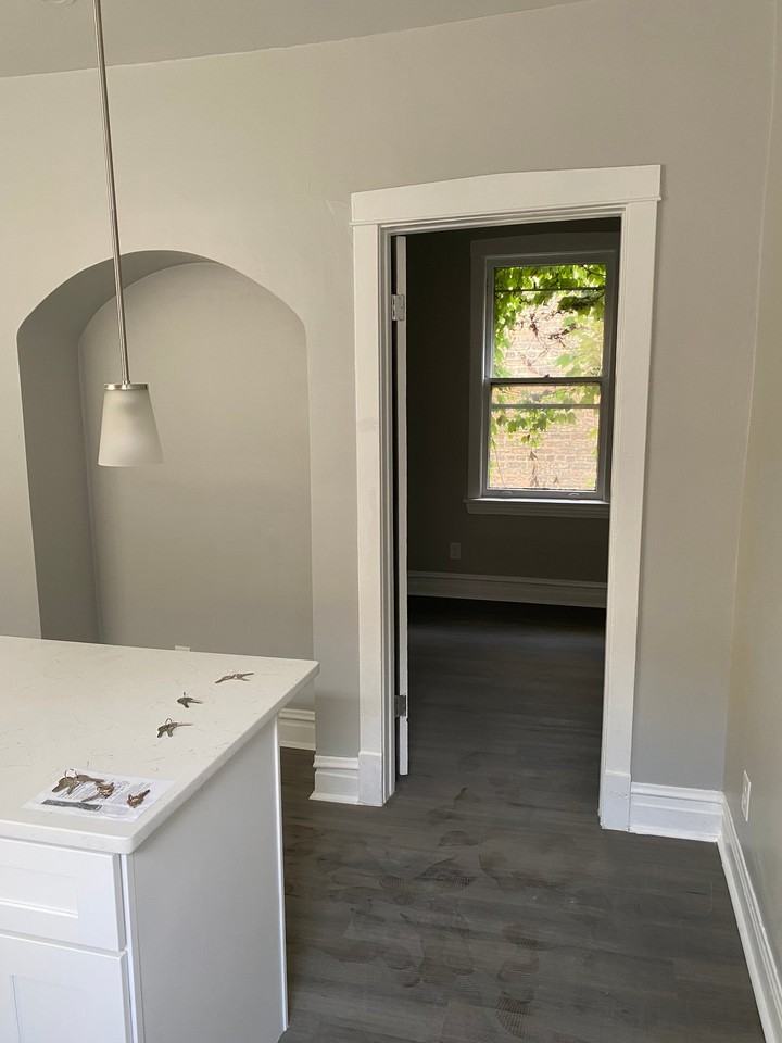 3229 N Hamlin Ave #2F - Photo 4 of 7