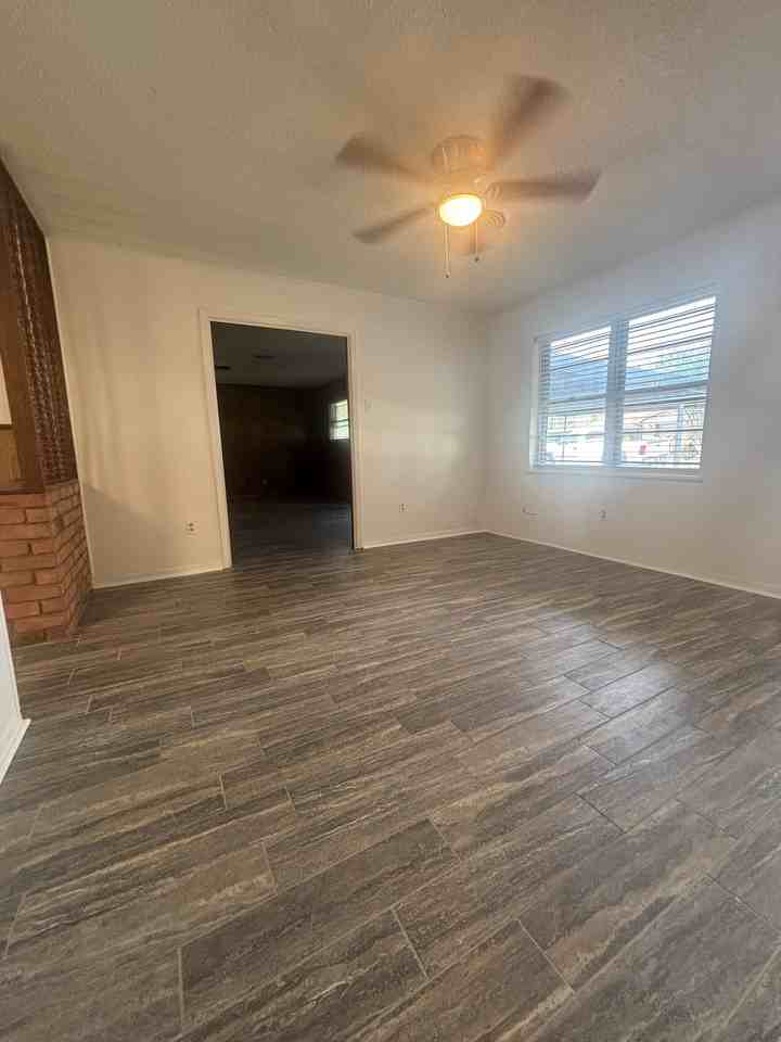 606 Theresa St - Photo 3 of 17