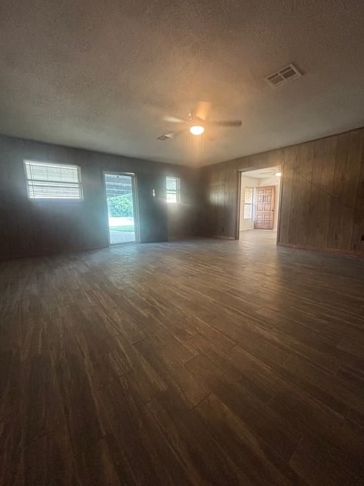 606 Theresa St - Photo 4 of 17