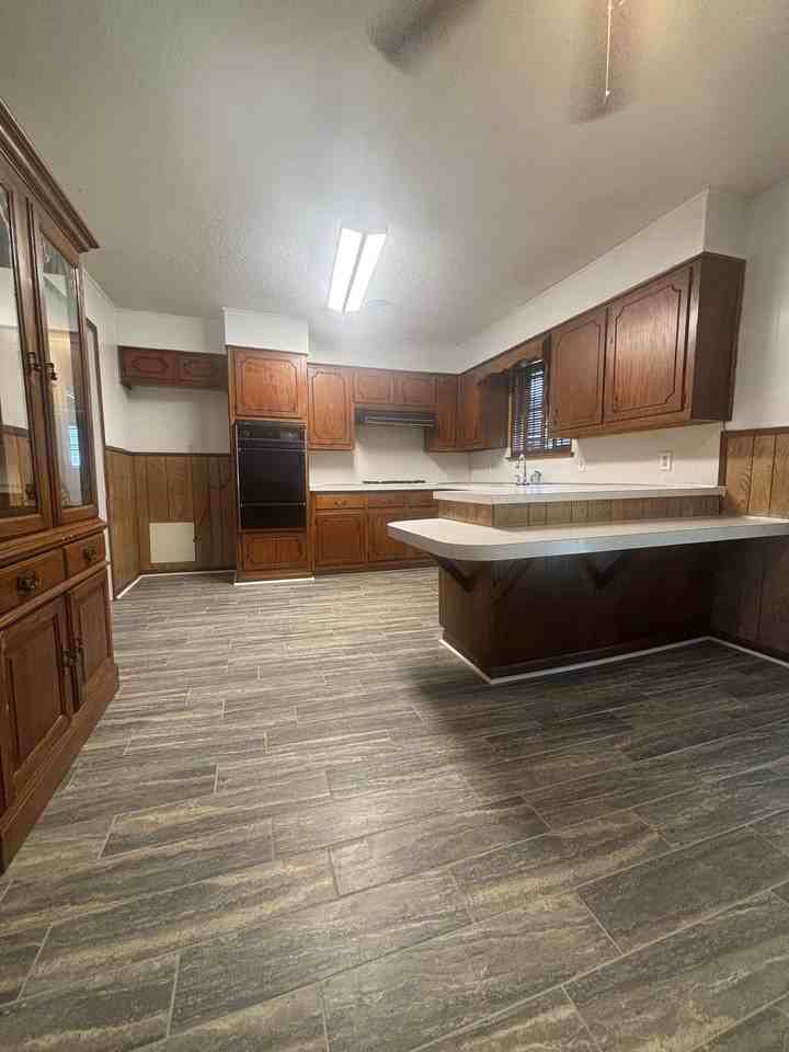 606 Theresa St - Photo 6 of 17
