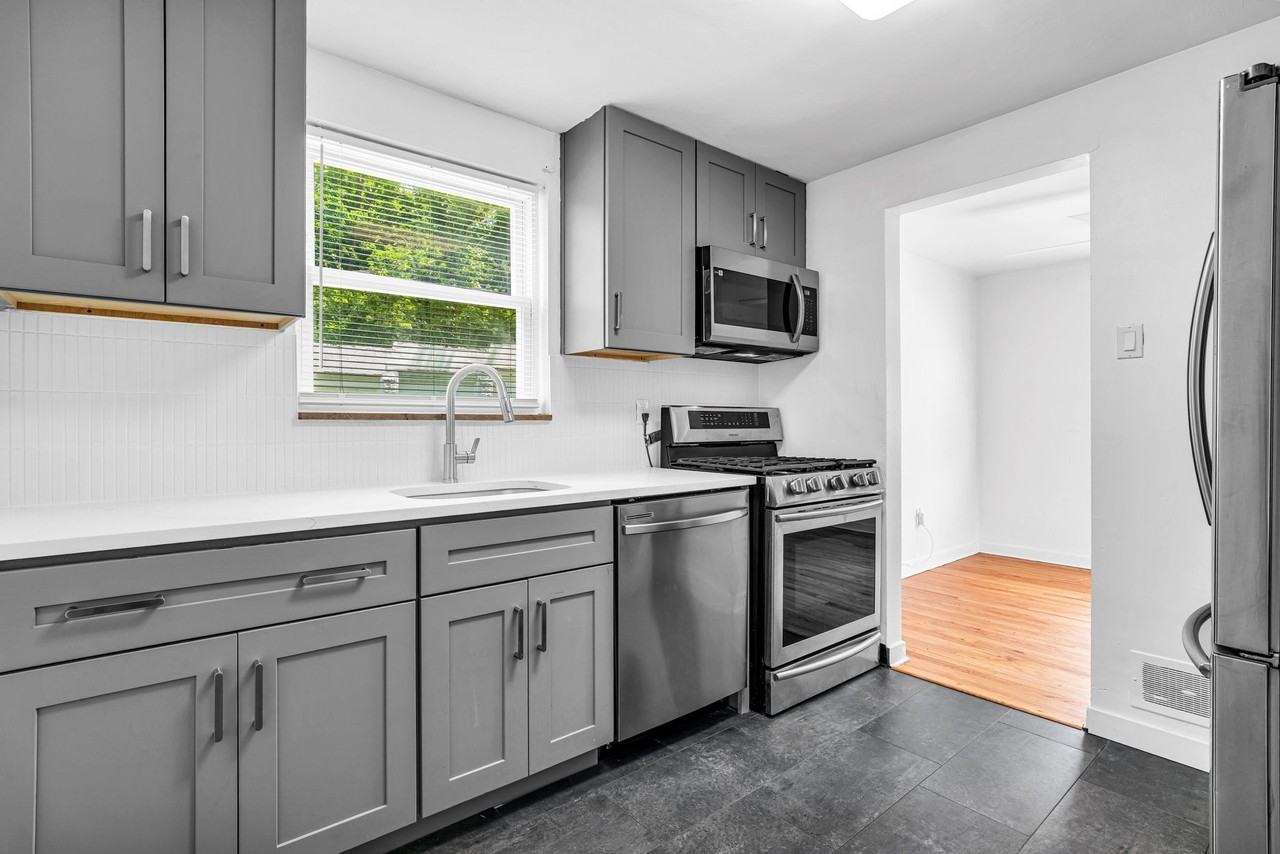 1205 Labelle Ave - Photo 7 of 15