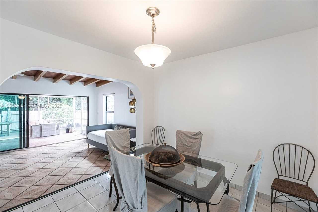 1951 Sw 33rd Ave - Photo 2 of 9