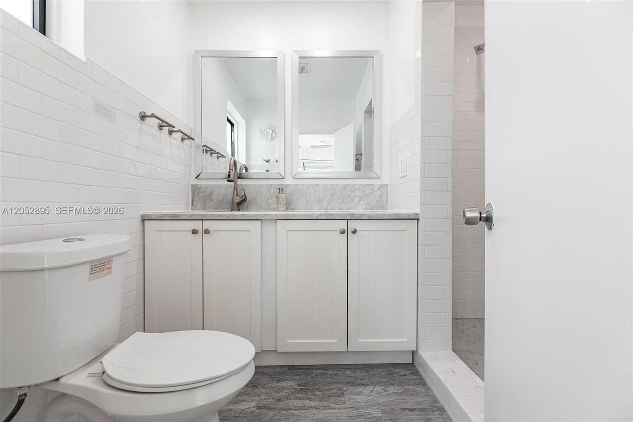 1951 Sw 33rd Ave - Photo 5 of 9