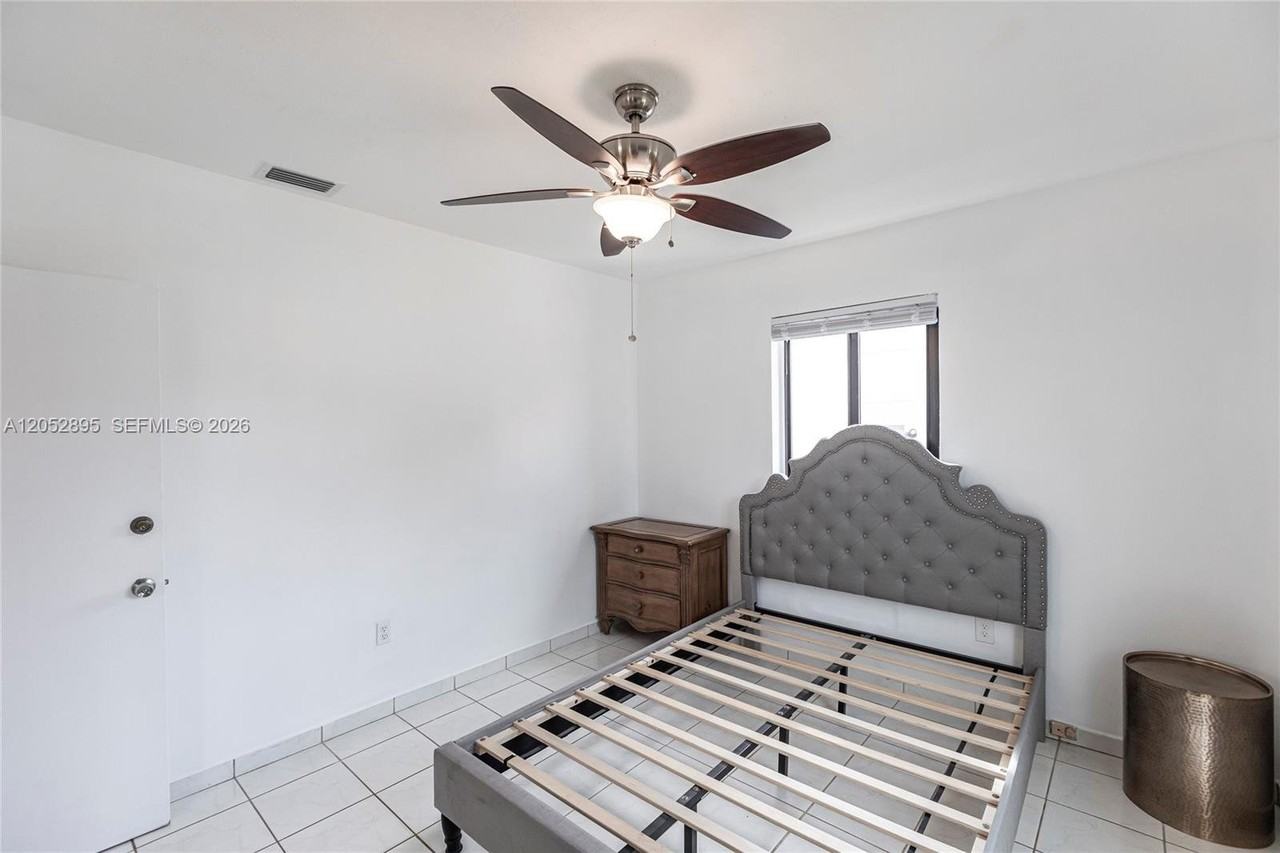 1951 Sw 33rd Ave - Photo 6 of 9