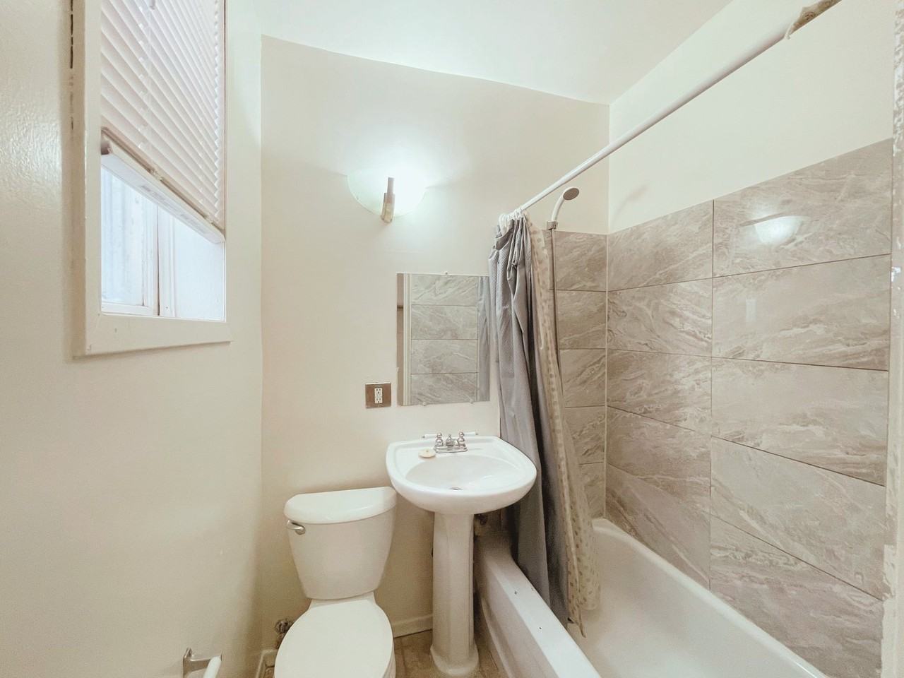1503 Victoria Ave - Photo 4 of 9