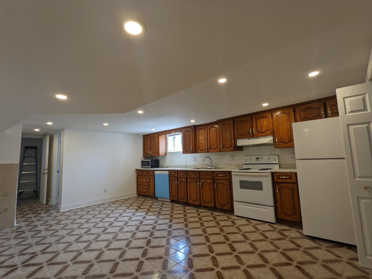 901 Ossington Ave - Photo 2 of 7