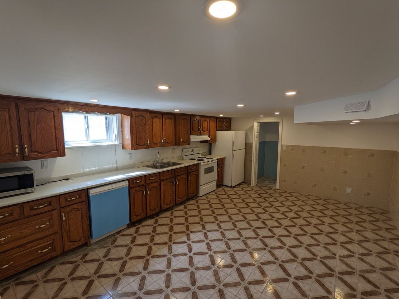 901 Ossington Ave - Photo 3 of 7