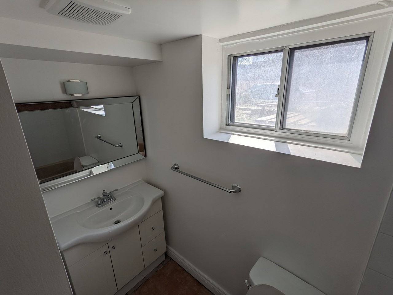 901 Ossington Ave - Photo 4 of 7