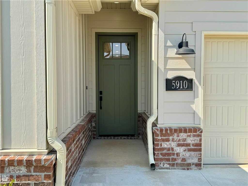 5910 Sw Desert Ave - Photo 2 of 29