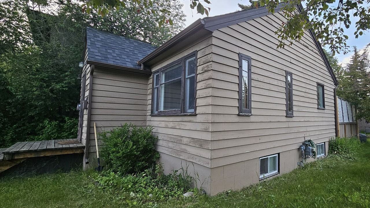 2002 Bowness Rd Nw - Photo 2 of 2