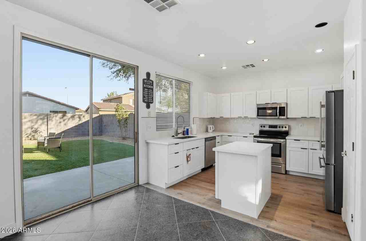 220 W Beechnut Pl - Photo 7 of 43