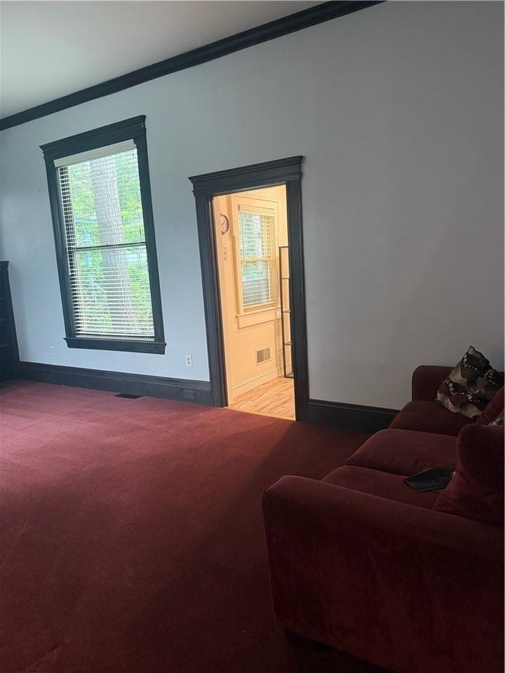 506 W Water St - Photo 3 of 10