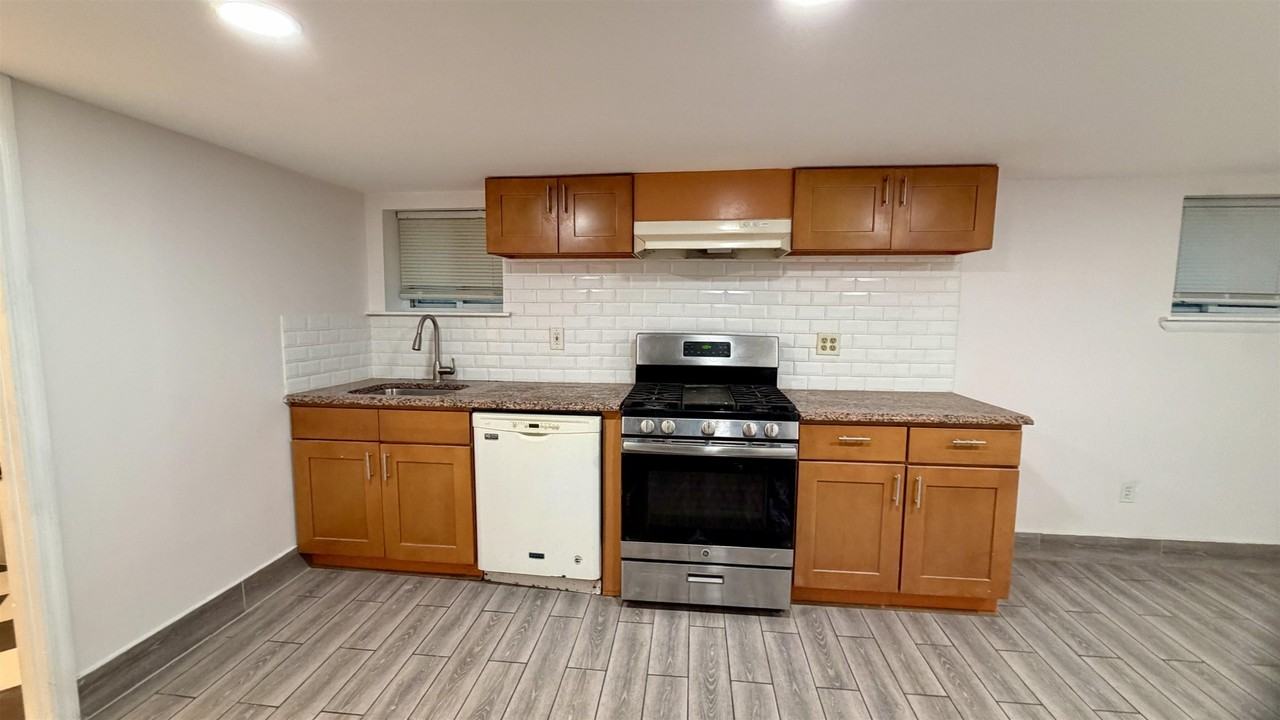 11 E 37th St #3 - Photo 3 of 8