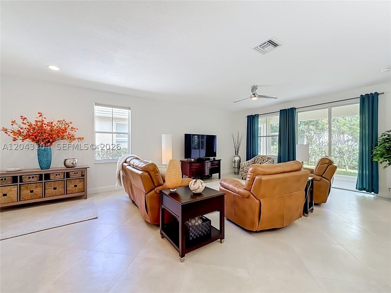 1556 Winterberry Ln - Photo 4 of 32
