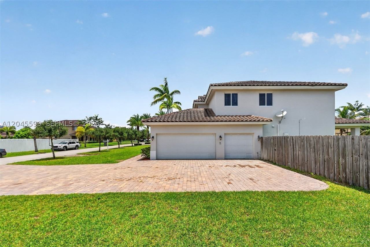 20943 Sw 133rd Ave - Photo 3 of 38