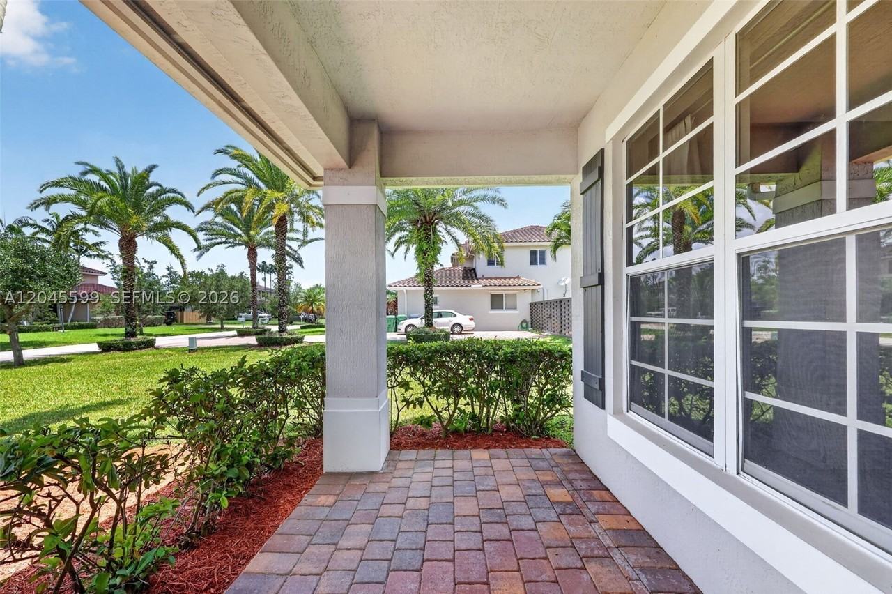 20943 Sw 133rd Ave - Photo 4 of 38