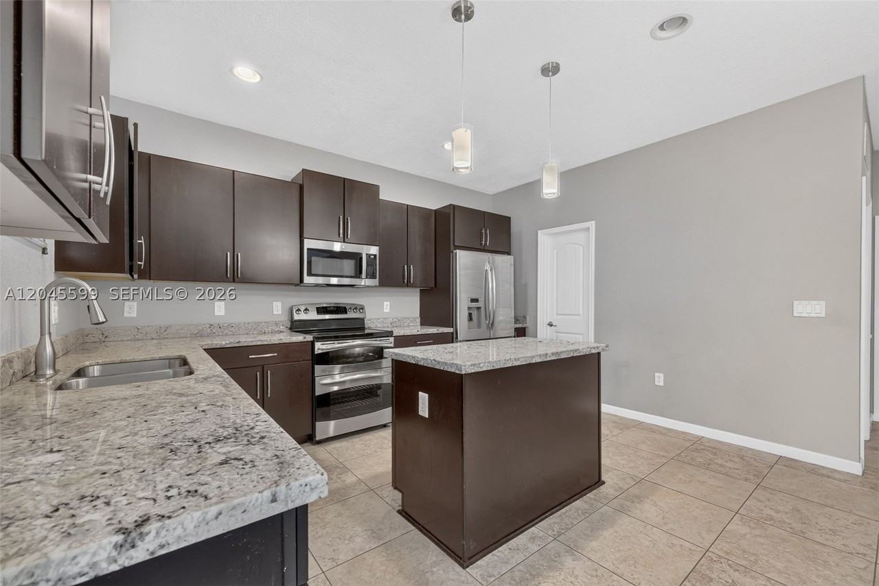 20943 Sw 133rd Ave - Photo 5 of 38
