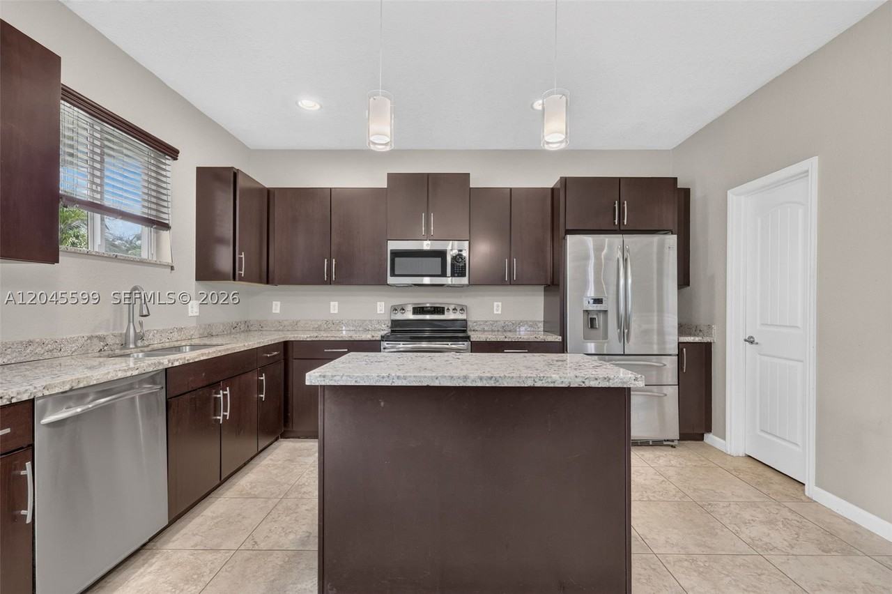 20943 Sw 133rd Ave - Photo 6 of 38