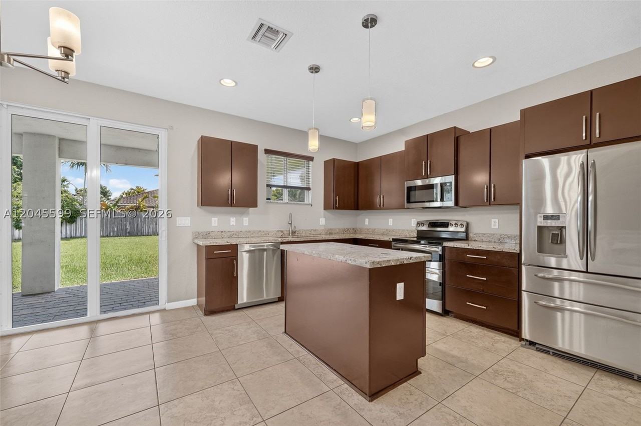 20943 Sw 133rd Ave - Photo 7 of 38