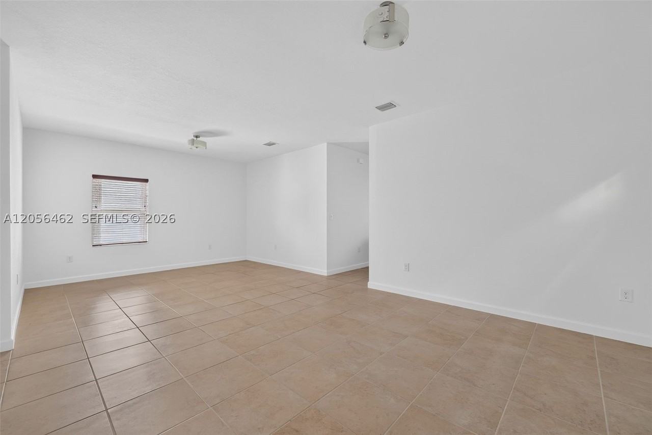 236 Se 32nd Ave - Photo 4 of 23